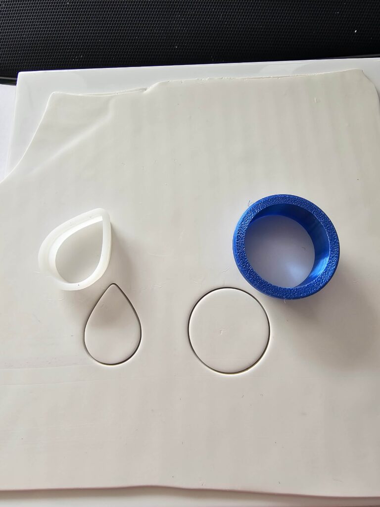 0.20mm cutting edge 3D printed polymer clay cutter in comparison to 0.40mm nozzle printed clay cutter.